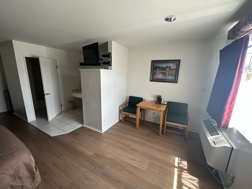 Jolly Roger Hotel Standard Two Queen 7