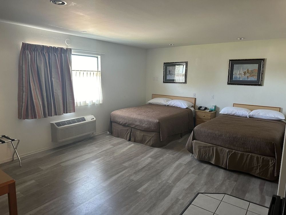 Jolly Roger Hotel Standard Two Queen 3