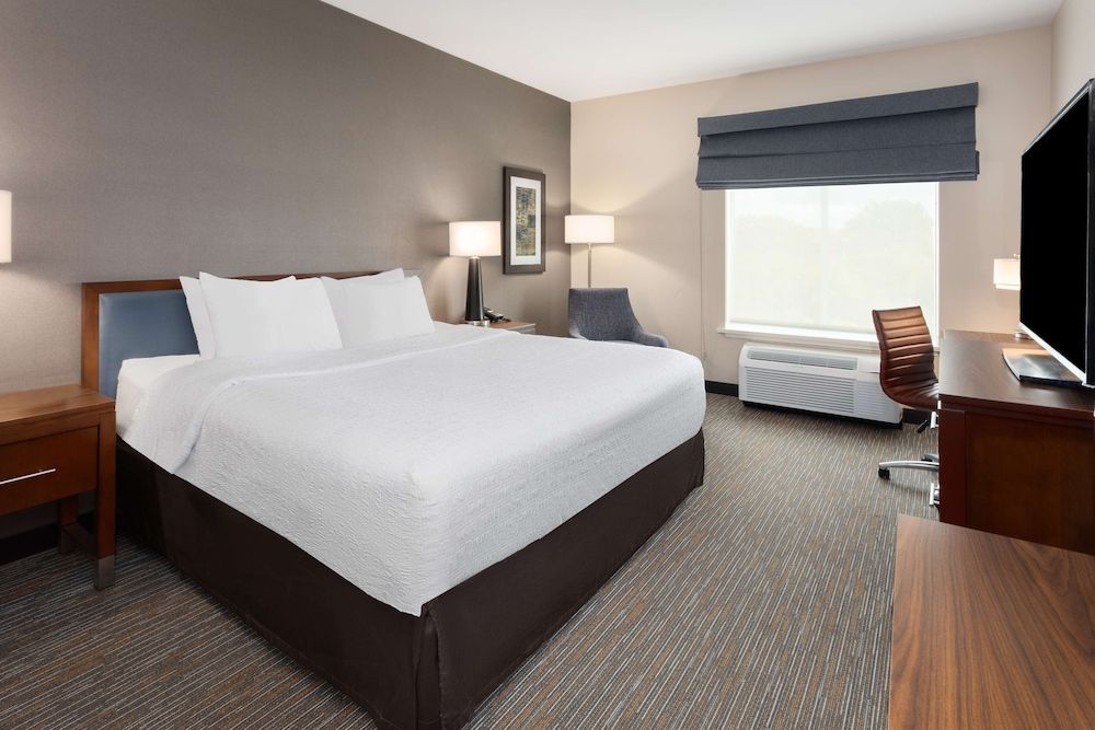 Suite, 1 King Bed, Accessible, Bathtub (Hearing)