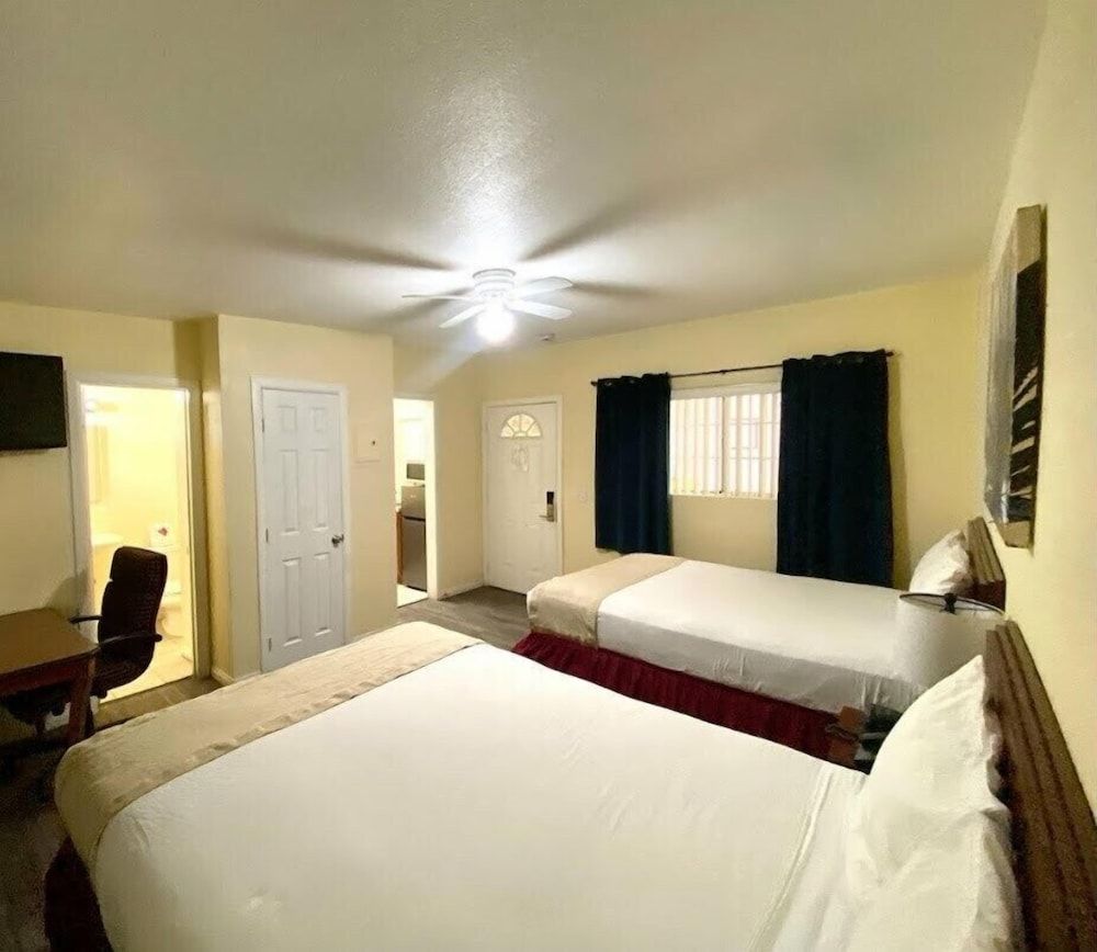 Europa Inn & Suites Standard Room, 2 Queen Beds, Kitchenette 2
