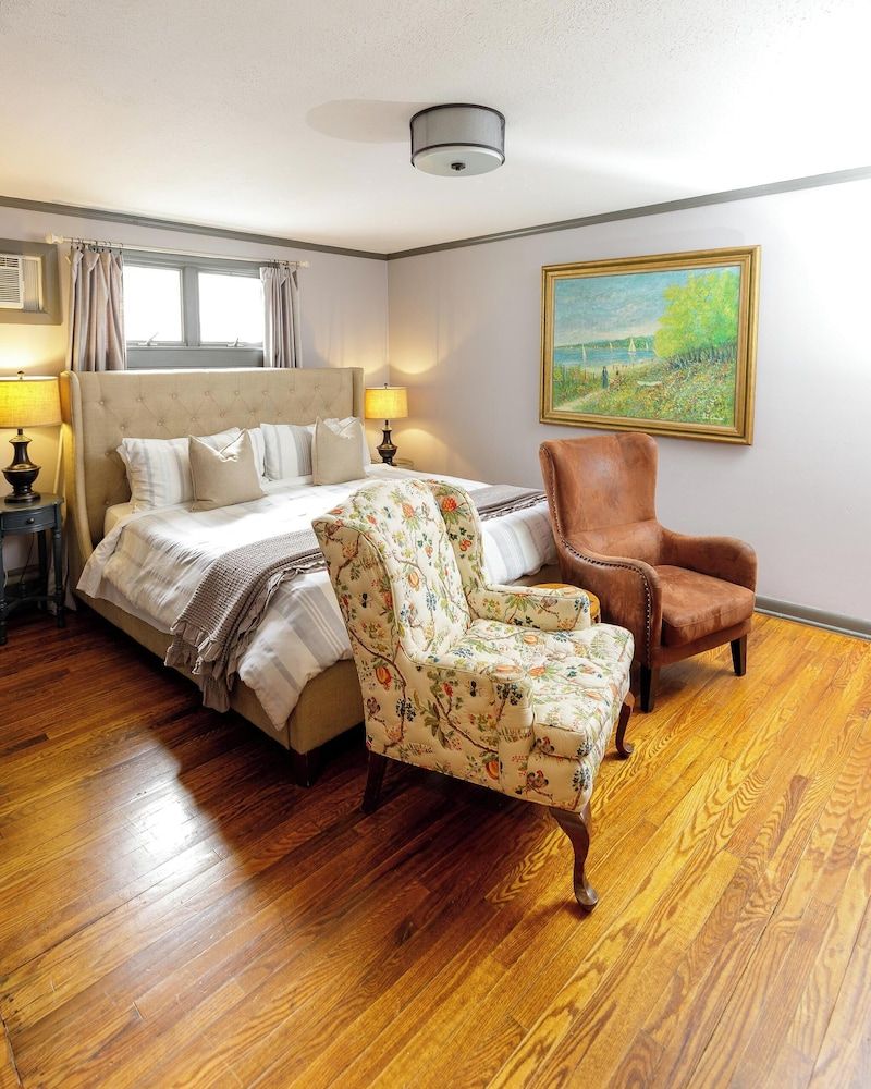 Standard Room, 1 King Bed (No Pets)