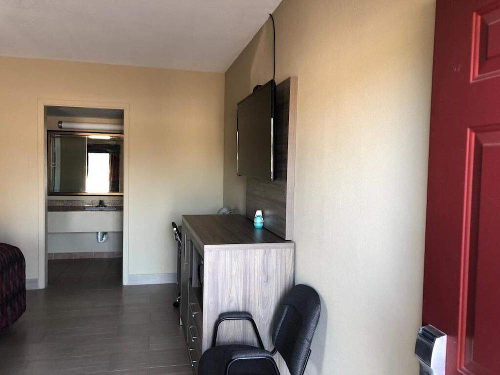 La Bella Inn Standard Room, 1 King Bed 6