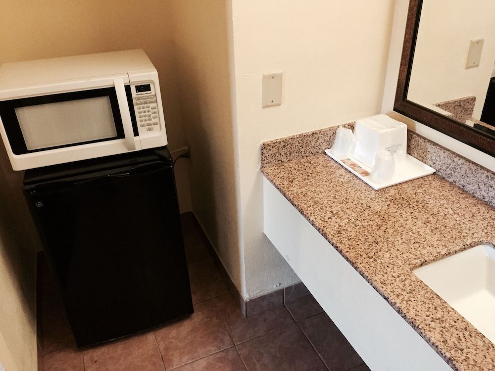 La Bella Inn Standard Room, 1 King Bed 8