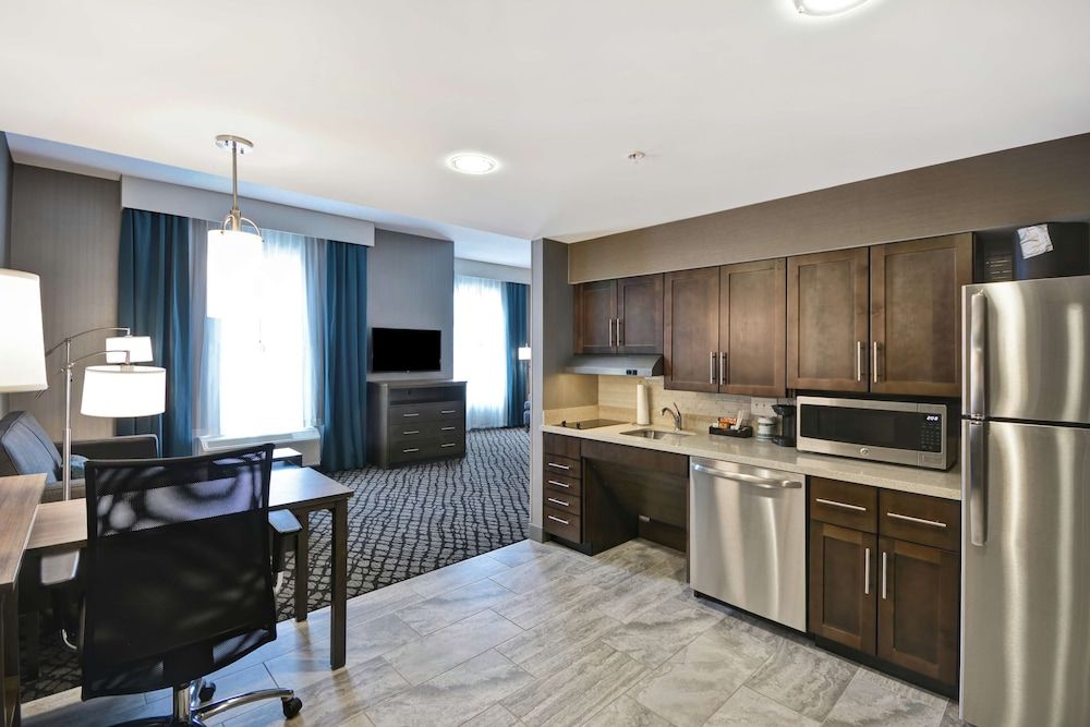 Suite, 1 King Bed, Accessible (Roll-In Shower)