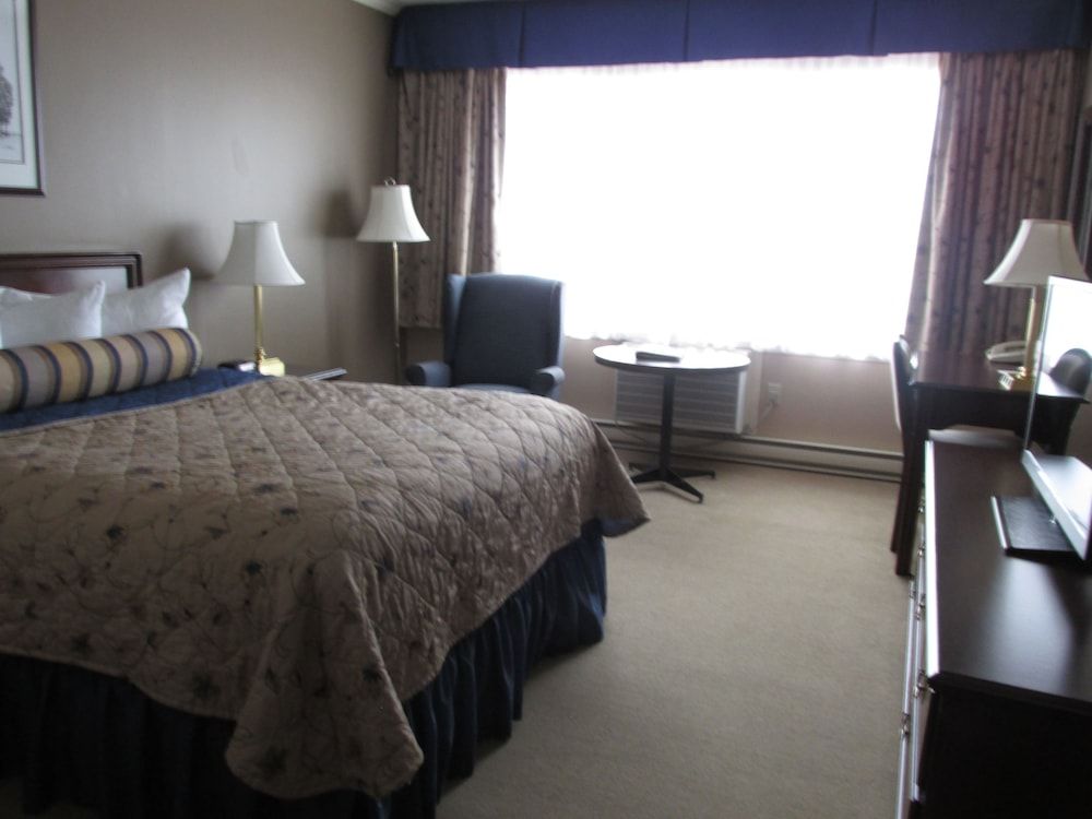 Fredericton Inn Standard Room, 1 Queen Bed