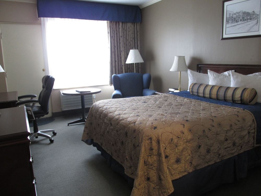 Fredericton Inn Queen Room with Drive Up Access 2