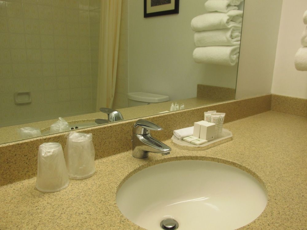 Fredericton Inn Standard Room, 2 Queen Beds 4