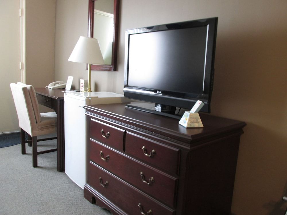 Fredericton Inn Queen Room with Drive Up Access 4