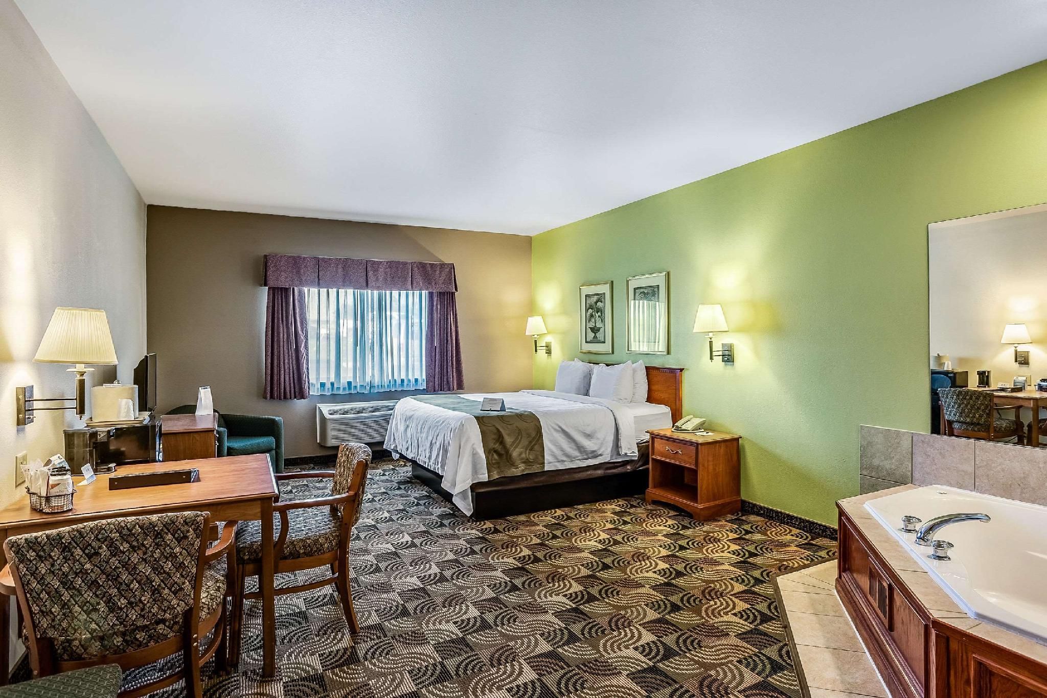 1 King Bed, Nonsmoking, Accessible