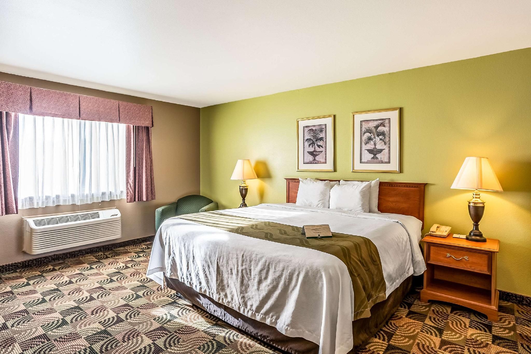 1 King Bed, Nonsmoking, Accessible
