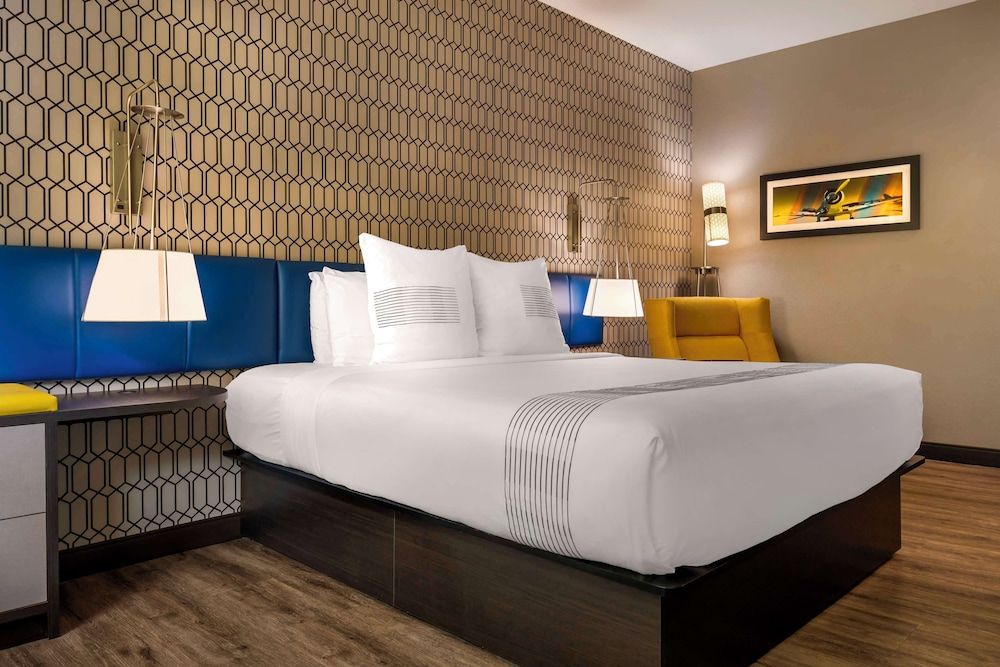 GLō Hotel Asheville-Blue Ridge Parkway Standard Room, 1 King Bed, Non Smoking, Refrigerator