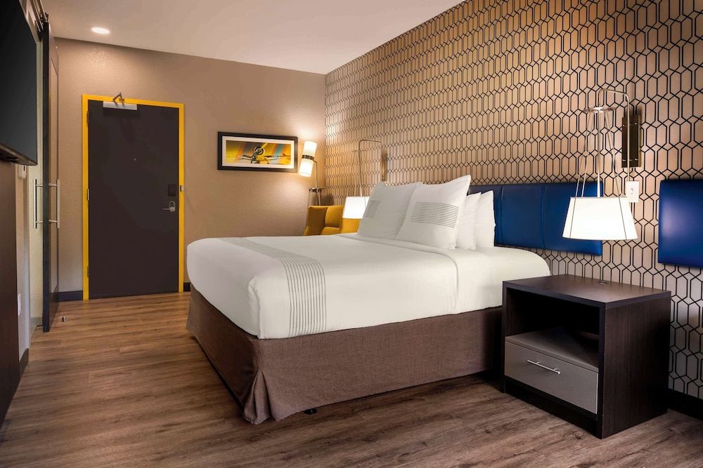 GLō Hotel Asheville-Blue Ridge Parkway Standard Room, 1 King Bed, Accessible, Non Smoking 2