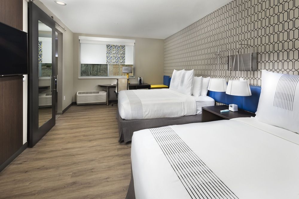 GLō Hotel Asheville-Blue Ridge Parkway Standard Room, 2 Queen Beds, Accessible, Bathtub