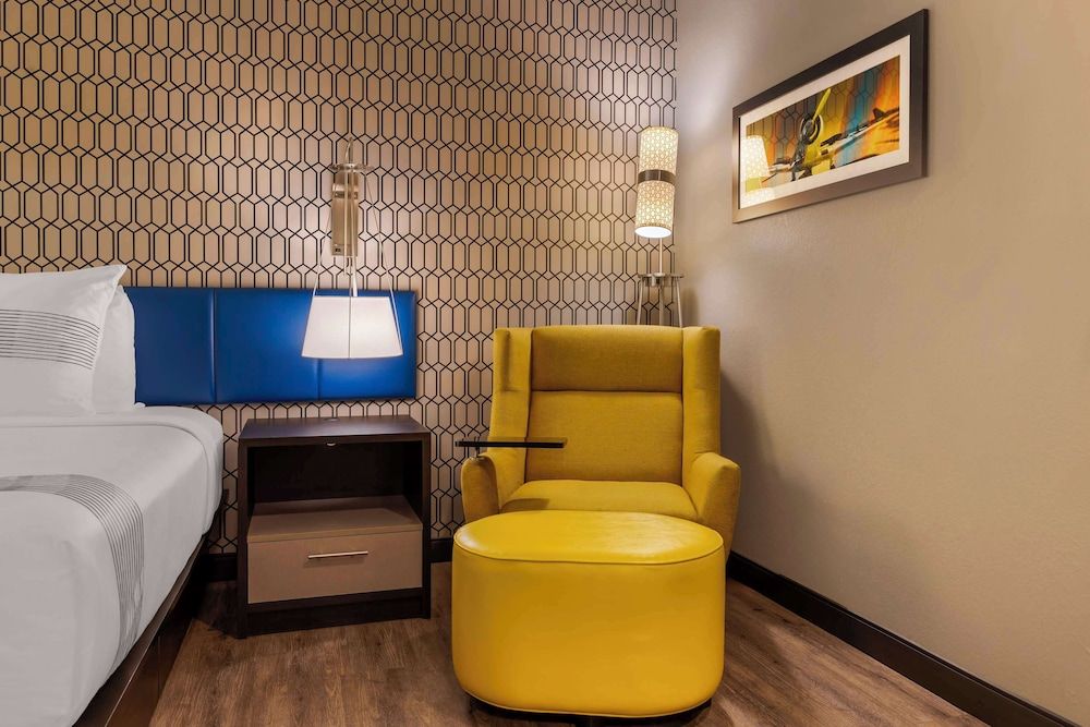 GLō Hotel Asheville-Blue Ridge Parkway Standard Room, 1 King Bed, Non Smoking, Refrigerator 5