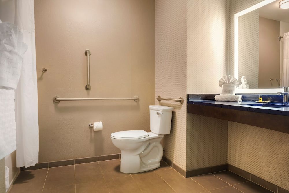 GLō Hotel Asheville-Blue Ridge Parkway Standard Room, 2 Queen Beds, Accessible, Bathtub 7