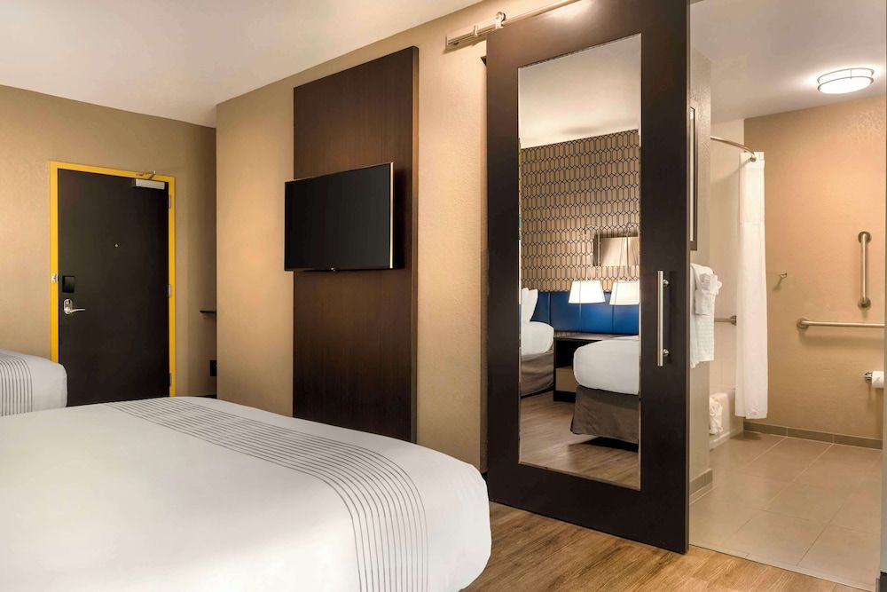 GLō Hotel Asheville-Blue Ridge Parkway Standard Room, 2 Queen Beds, Accessible, Bathtub 2