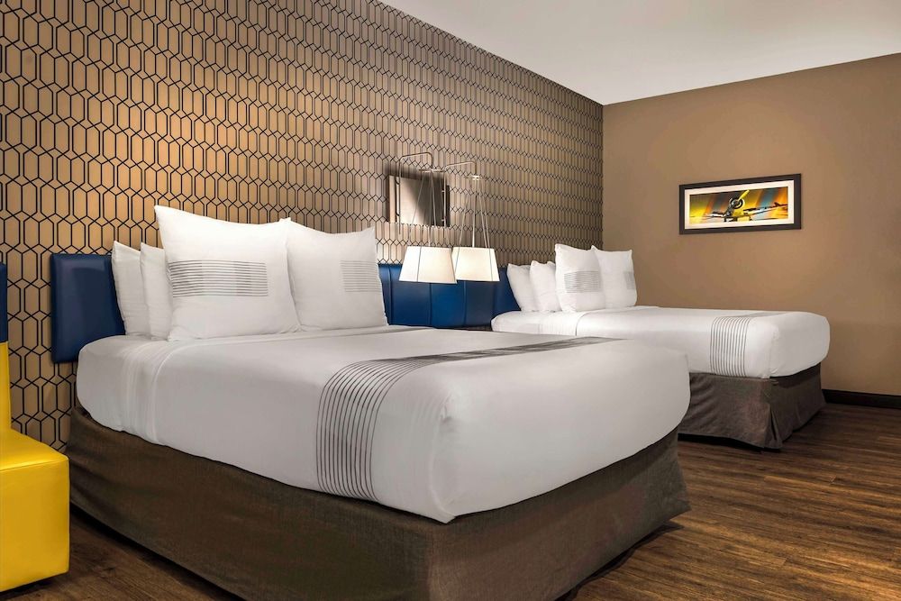 GLō Hotel Asheville-Blue Ridge Parkway Standard Room, 2 Queen Beds, Accessible, Bathtub 3