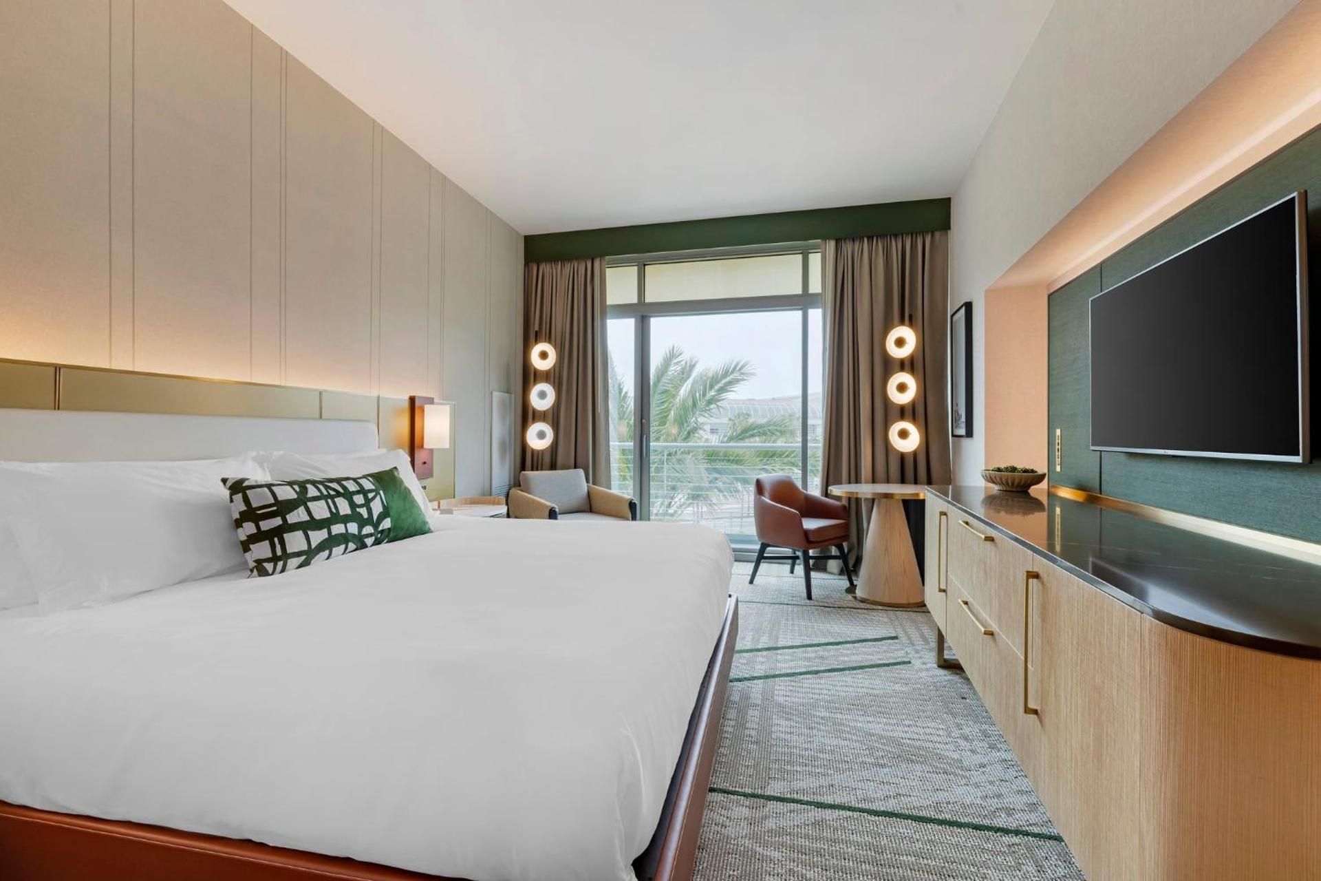 Accessible Deluxe Room with Roll-in Shower 1 King Bed - City View