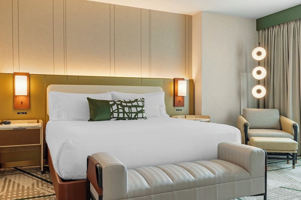 Executive Suite, 1 King Bed, Pool View (Spacious)