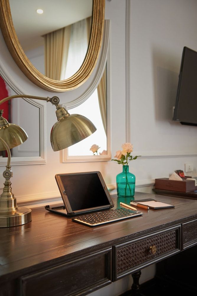 Manoir Des Arts Hotel Deluxe Twin Room 5