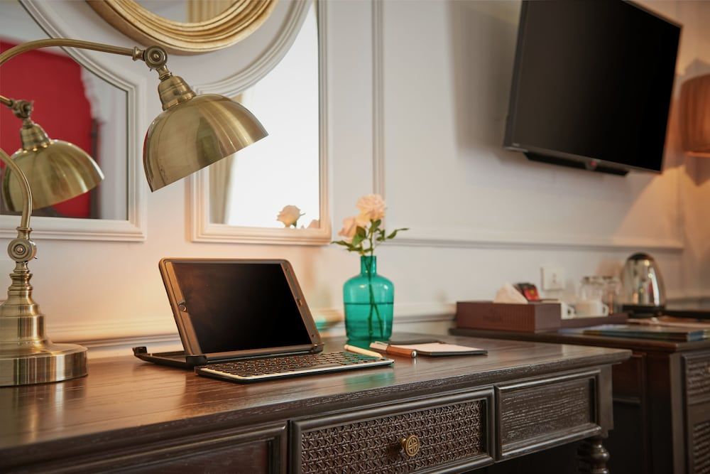 Manoir Des Arts Hotel Deluxe Twin Room 10