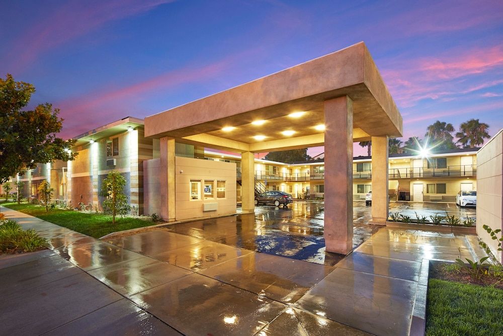 undefined Eden Roc Inn & Suites 6