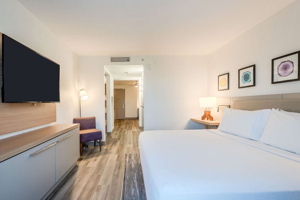 Junior Suite, 1 King Bed, Accessible, Bathtub