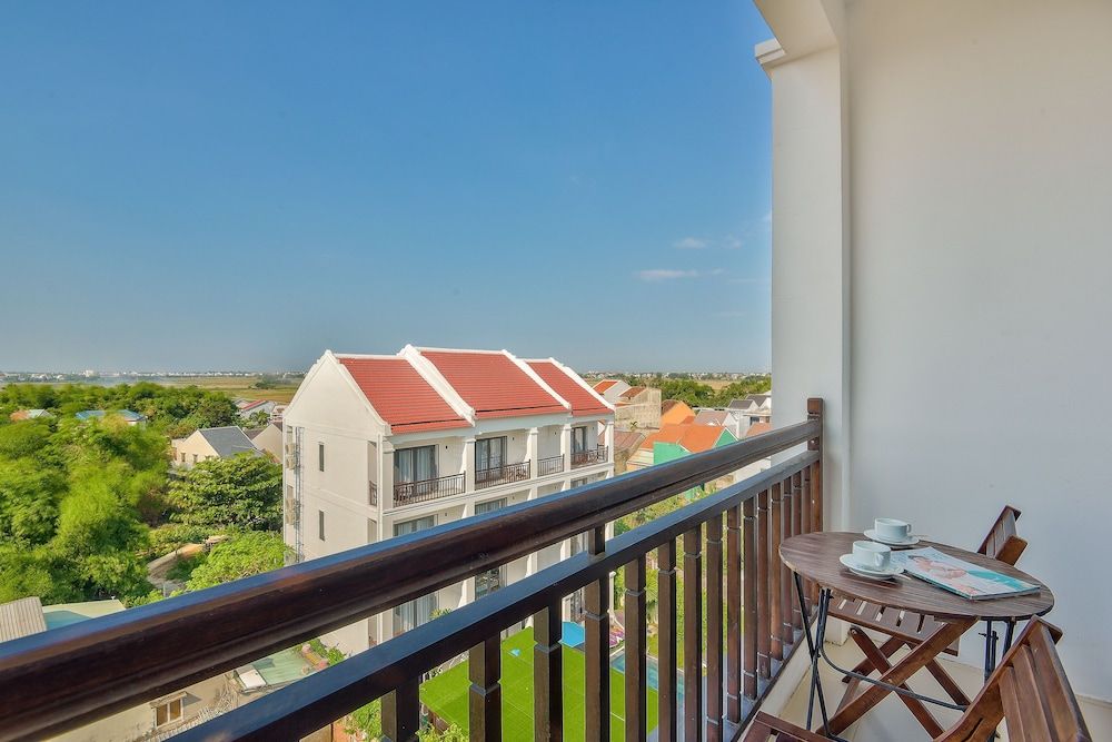 White Lotus Hotel Hoian Deluxe Room, 1 King Bed, Balcony 4