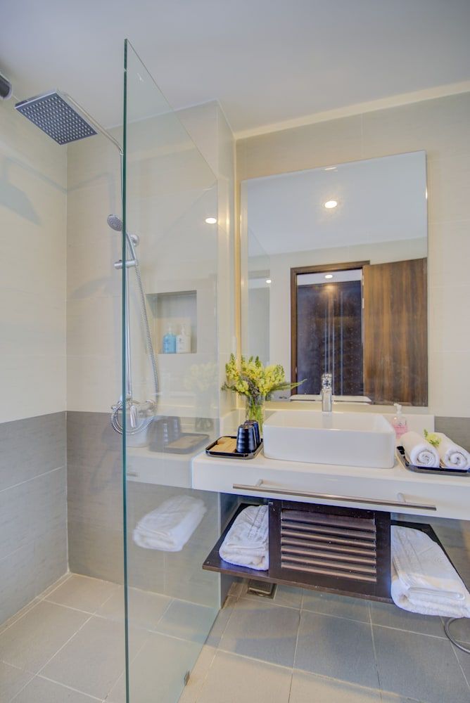 White Lotus Hotel Hoian Deluxe Room, 1 King Bed, Balcony 6