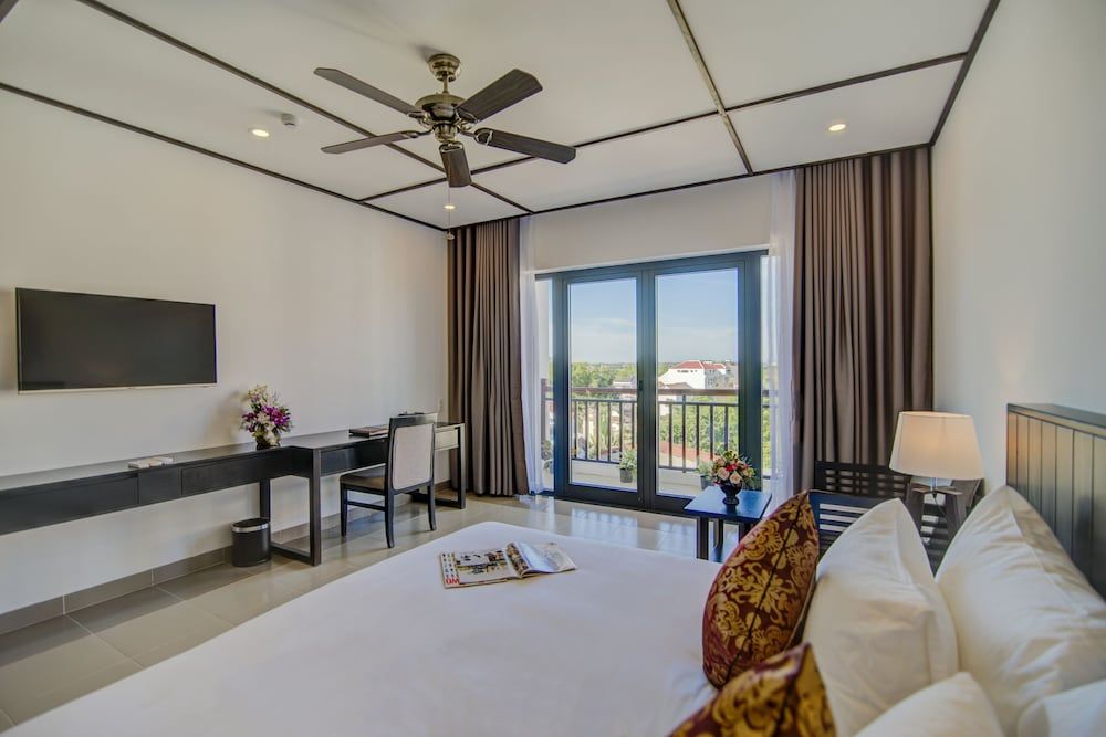White Lotus Hotel Hoian Deluxe Room, 1 King Bed, Balcony 2