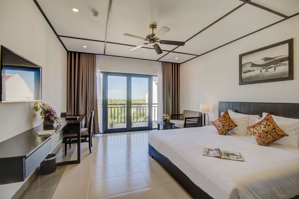 White Lotus Hotel Hoian Deluxe Room, 1 King Bed, Balcony 2