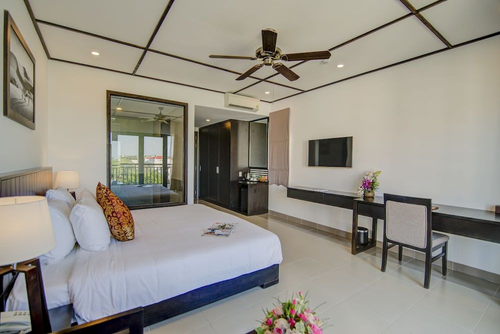 White Lotus Hotel Hoian Deluxe Room, 1 King Bed, Balcony 3