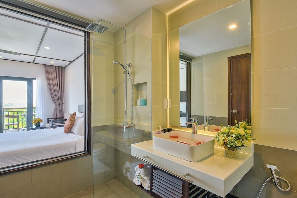 White Lotus Hotel Hoian Deluxe Room, 1 King Bed, Balcony 5