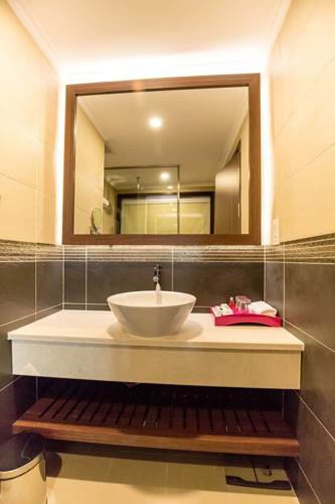 Becamex Hotel New City Deluxe Room, 1 King Bed 4