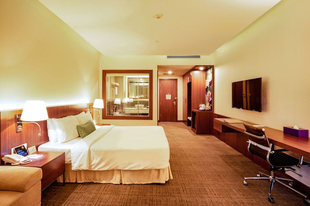 Becamex Hotel New City Deluxe Room, 1 King Bed 2