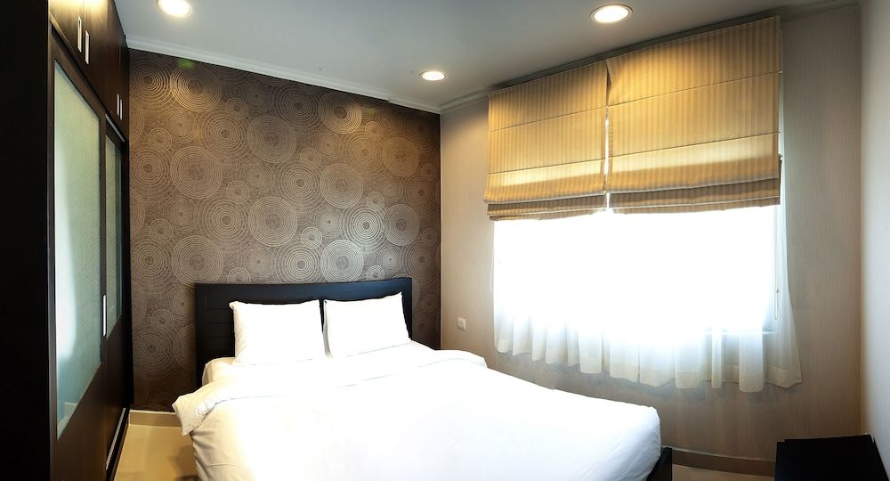 undefined Mayfair Suites 8