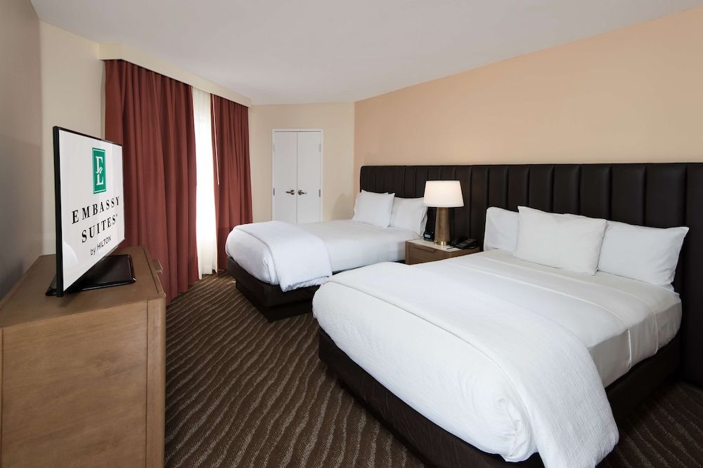 Embassy Suites by Hilton Phoenix Scottsdale Suite, 2 Double Beds, Accessible, Bathtub 2