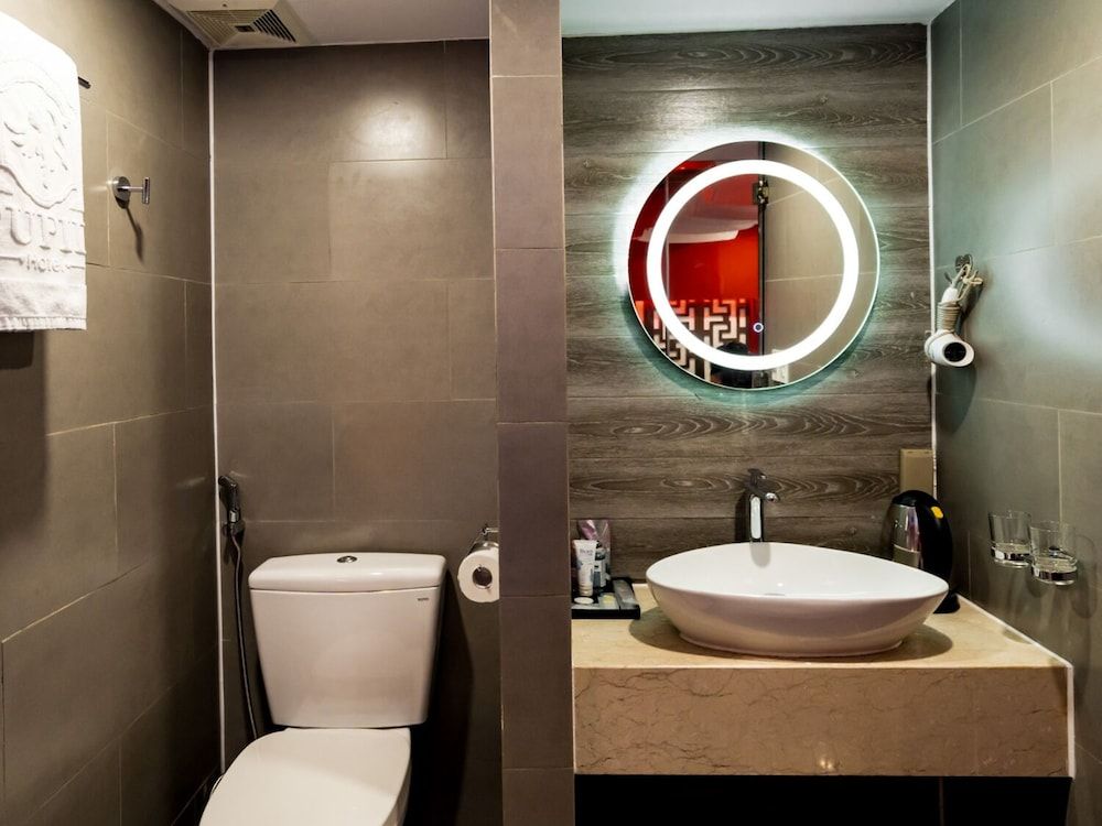 Cupid Hotel Deluxe Room, Jetted Tub 5