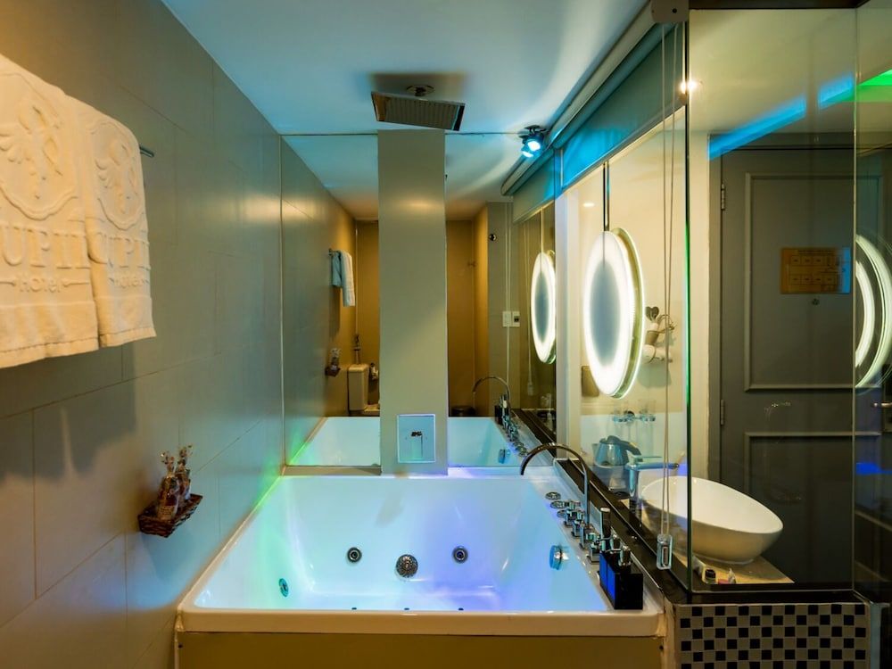 Cupid Hotel Deluxe Room, Jetted Tub 11