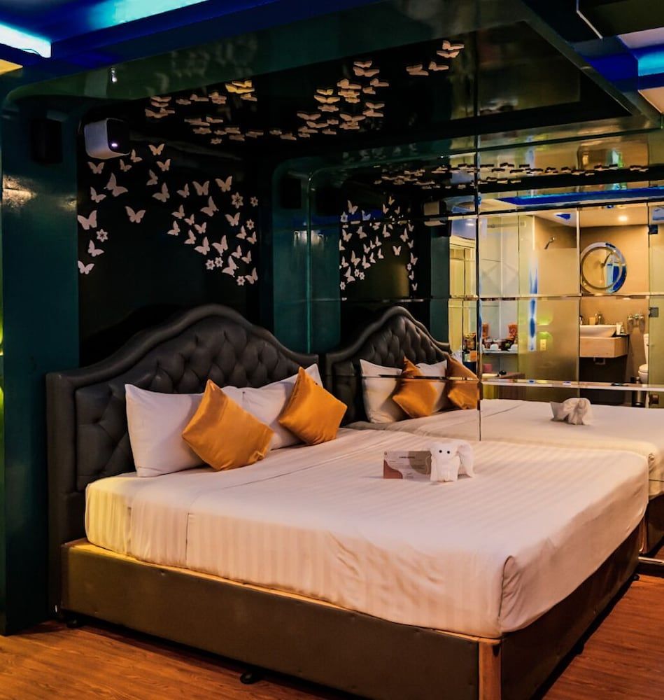 undefined Cupid Hotel 10