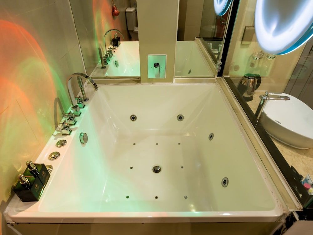Cupid Hotel Deluxe Room, Jetted Tub 12