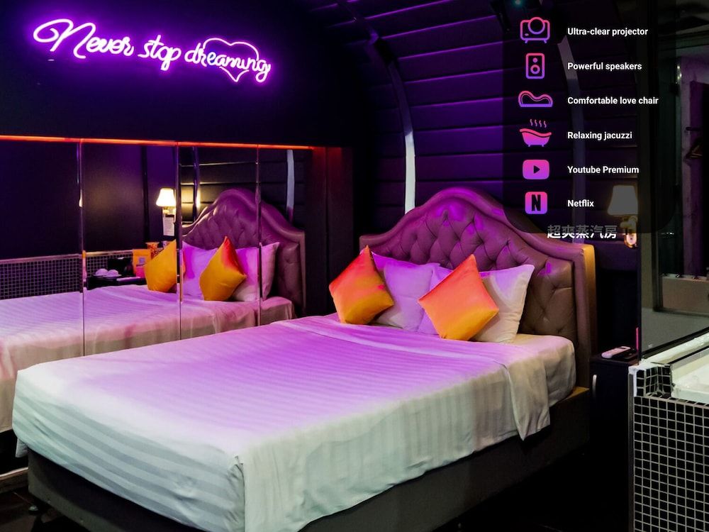 Cupid Hotel Deluxe Room, Jetted Tub