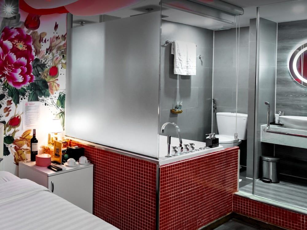 Cupid Hotel Deluxe Room, Jetted Tub 8