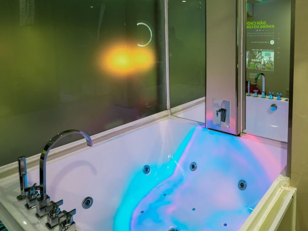 Cupid Hotel Deluxe Room, Jetted Tub 10