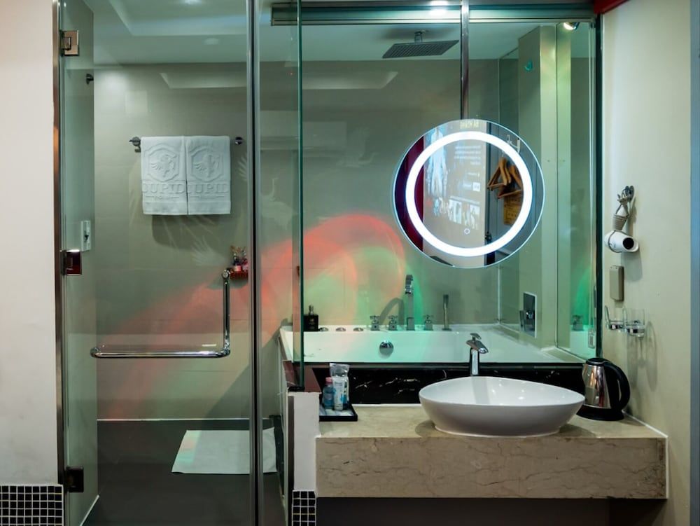 Cupid Hotel Deluxe Room, Jetted Tub 6