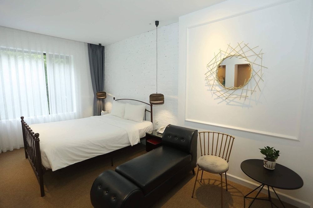 Vyhouse Hanoi Hotel Deluxe Double Room, 1 Double Bed 3