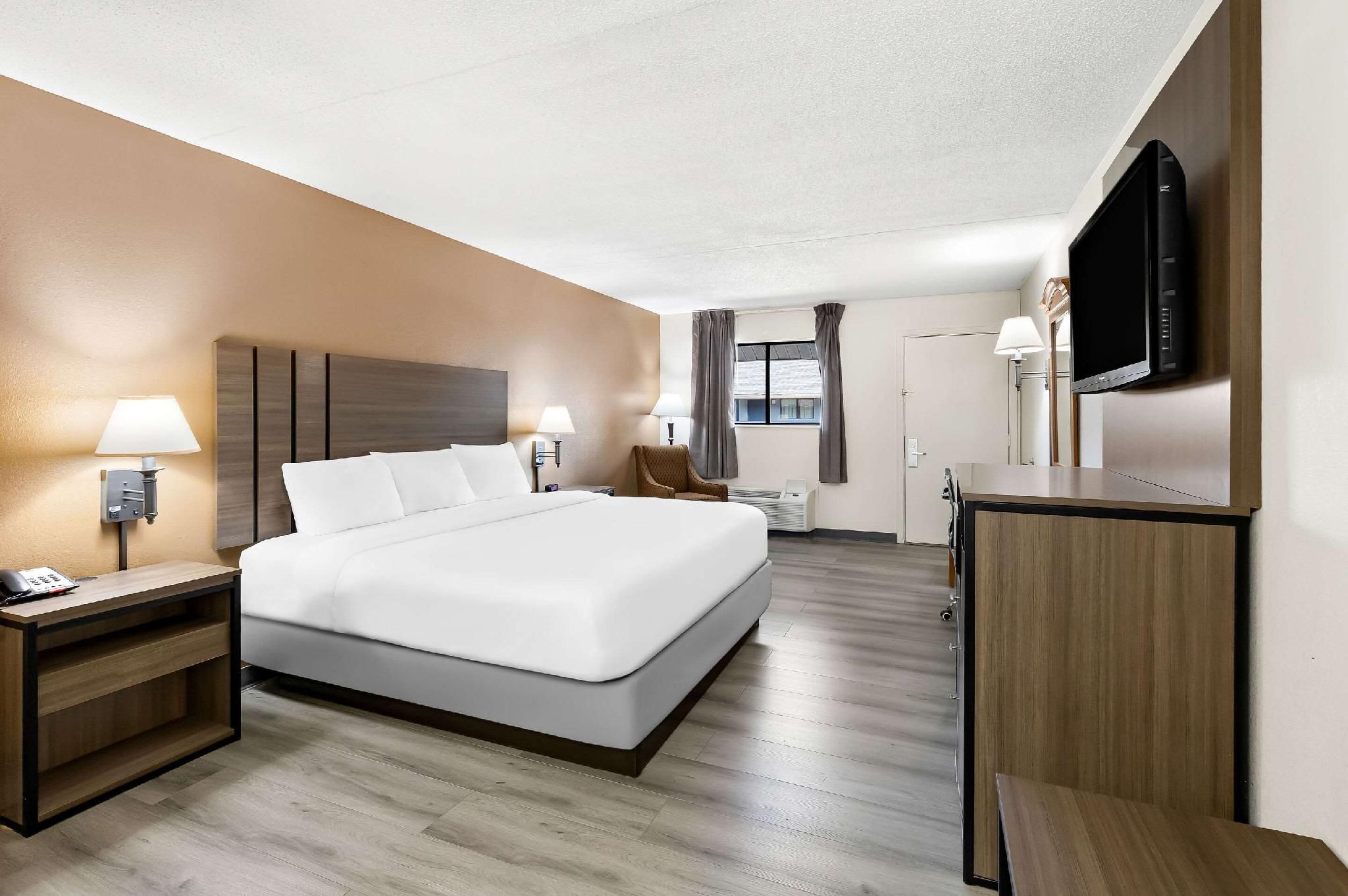 Quality Inn Middleburg Heights near Cleveland Airport 1 King Bed, Nonsmoking 3