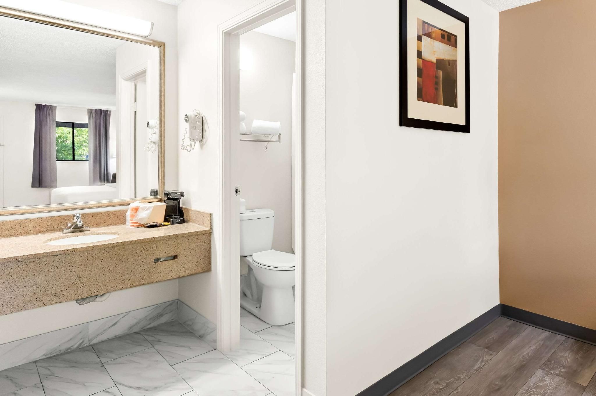 Quality Inn Middleburg Heights near Cleveland Airport 1 Queen Bed, Non-Smoking 3