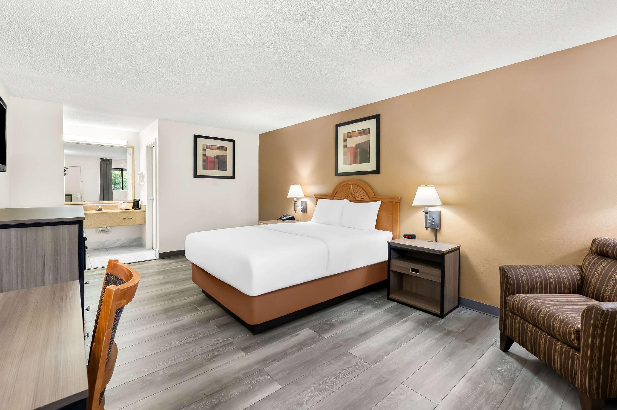 Quality Inn Middleburg Heights near Cleveland Airport 1 Queen Bed, Non-Smoking