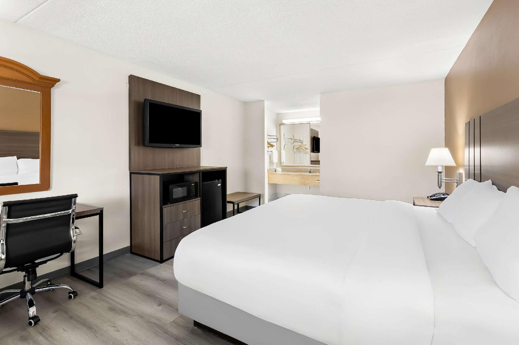 Quality Inn Middleburg Heights near Cleveland Airport 1 King Bed, Nonsmoking 2